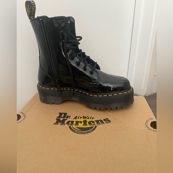 ORIGINAL DR. MARTENS!!! brand new, never worn, shiny leather boot platform - Picture 3 of 7